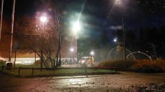 Ambulanssi Karhuvuoren urheilutalon pihalla Kotkassa.