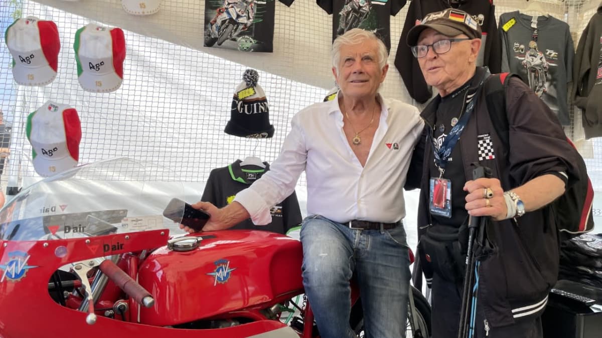 Giacomo Agostini ja Simo Lampinen kuvassa.