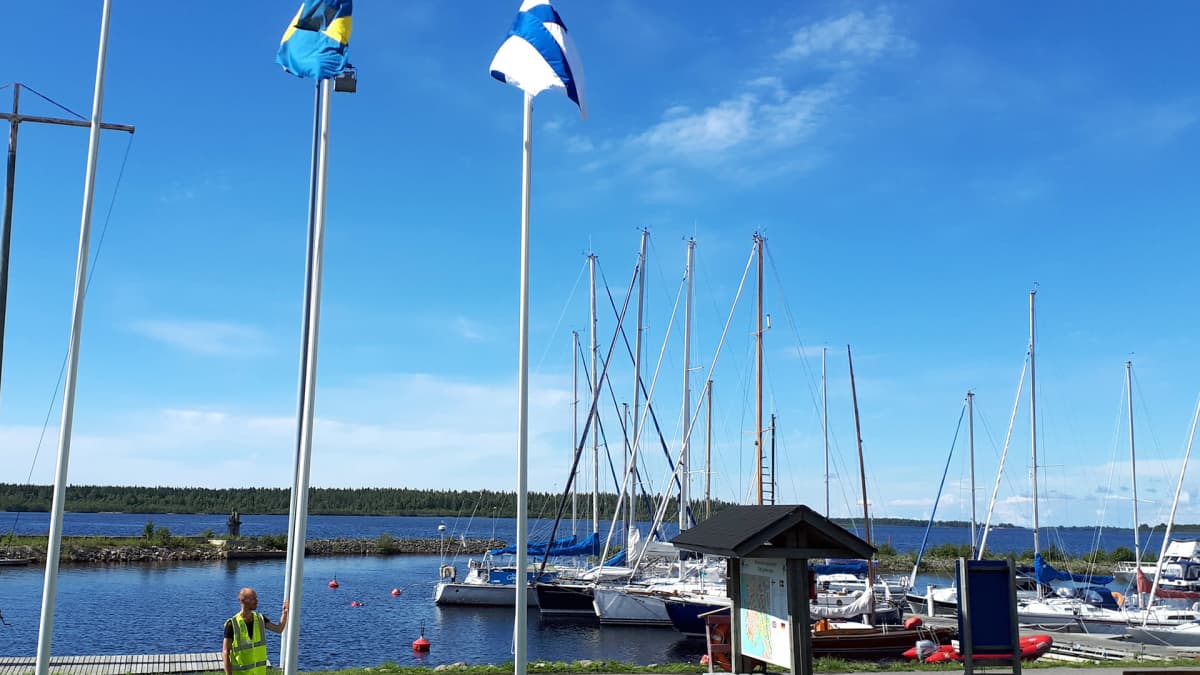 Ruotsin lippua hilataan salosta Kemin Uleninrannan vierasvenesatamassa.