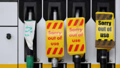Britannialaisen huoltoaseman bensapumpuilla "poissa käytöstä" -lappuja.