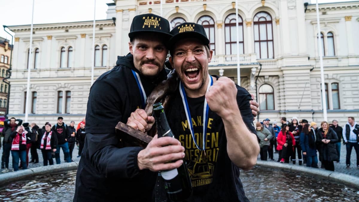 Tuomas Jussila ja Juha Puhtimäki juhlivat. Manse PP:n mestaruusjuhlat jatkuivat Keskustorin suihkulähteelle Kaupin pesäpallostadionin kentältä voittoisan viidennen finaalin jälkeen. Vastassa oli Kouvolan pallonlyöjät. 
