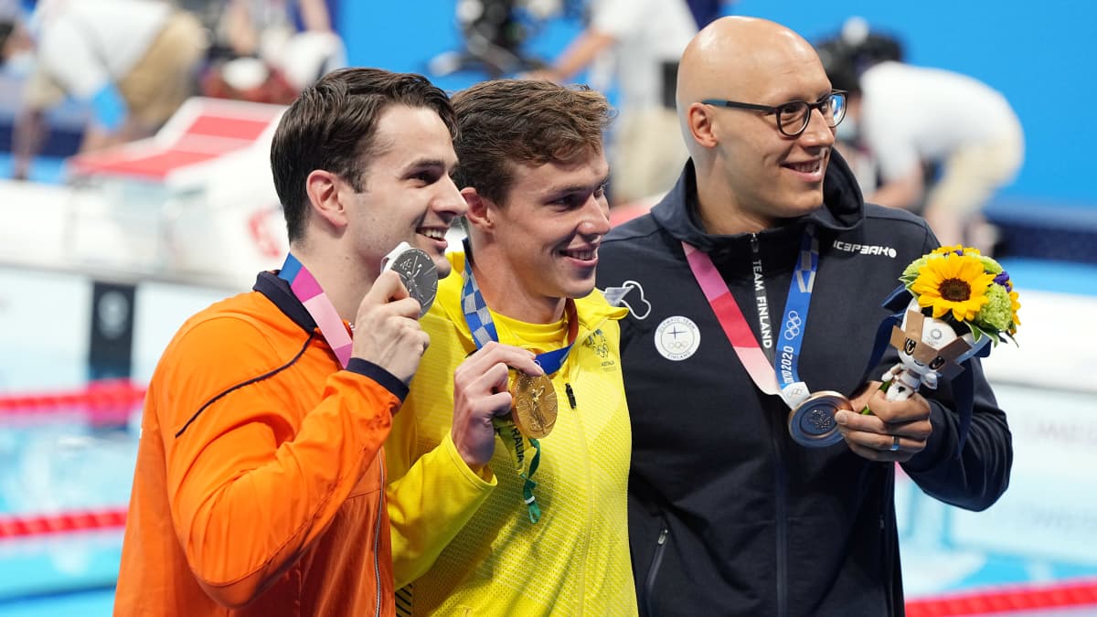 Arno Kamminga, Zac Stubblety-Cook ja Matti Mattsson Tokion olympialaisten 200 metrin rintauinnin palkintojenjaon jälkeen.