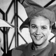 Simo Aalto -taikuri pitää käsissään pieniä sateenvarjoja mustavalkoisessa kuvassa.