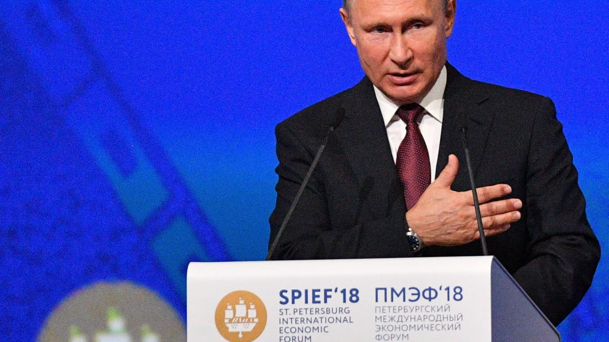 Putin puhuu Pietarin talousfoorumissa 2018.
