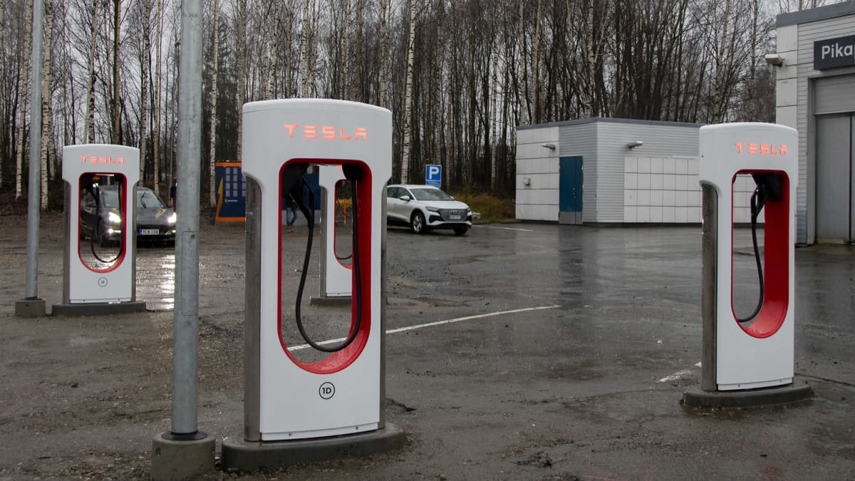 Teslan latauspiste Joensuussa Nesteen pihalla.