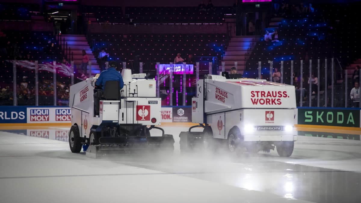 Jääkoneet eli zambonit liikkuvat Tampereen areenan jäällä MM-kisoissa 2023.