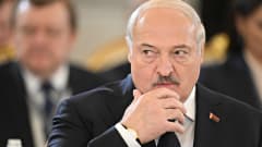 Valko-Venäjän presidentti Aljaksandr Lukašenka mietteliään näköisenä vieraillessaan Moskovan Kremlissä 25. toukokuuta 2023.