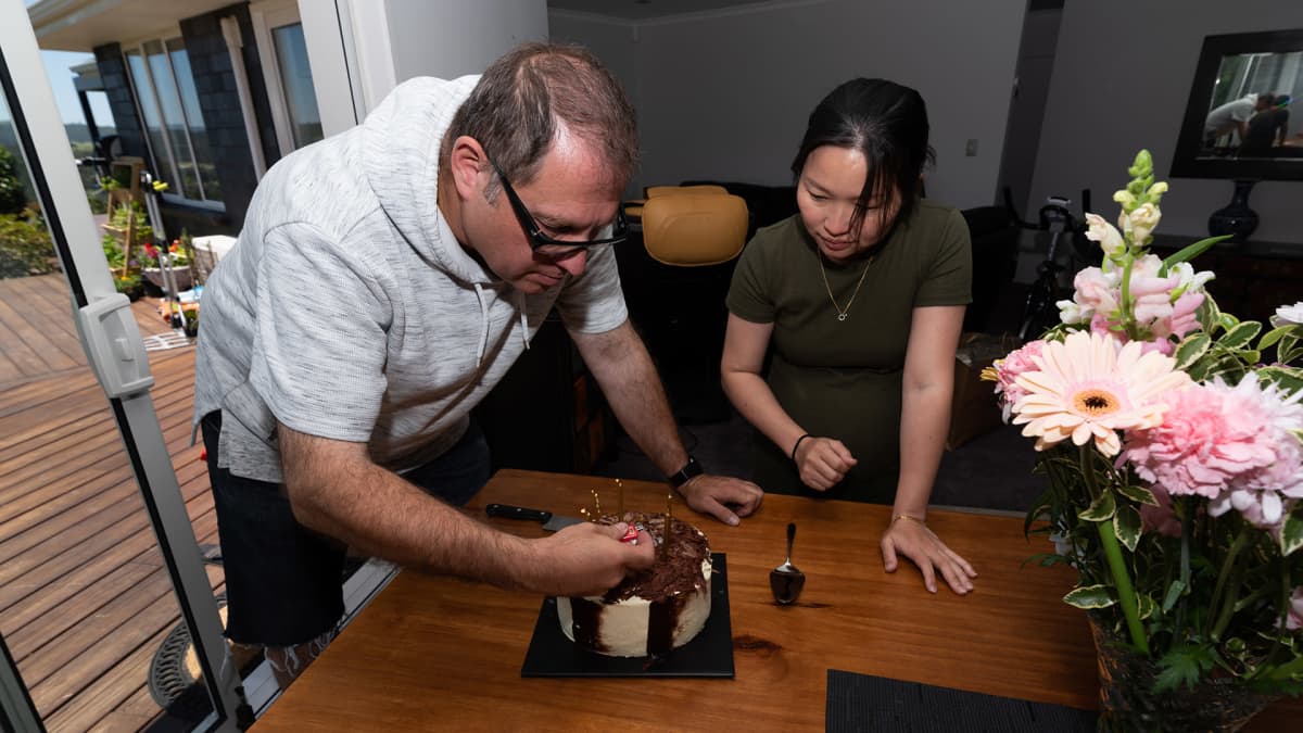 Jean-Philippe Diel ja Bei Lin sytyttävät syntymäpäiväkakun kynttilöitä