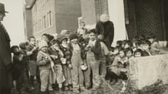 Alkuperäiskansan lapsia kuvattuna Kamloopsin sisäoppilaitoksella vuonna 1931.
