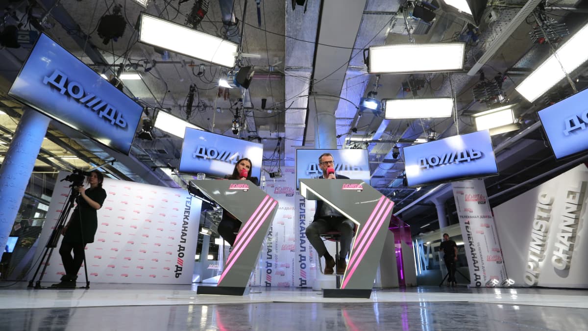 Venäläinen riippumaton TV-kanava Dozhd toimii nykyään ulkomailta. Kanavan henkilökunta pakeni maasta sen jälkeen, kun Venäjä aloitti hyökkäyssodan Ukrainassa. 