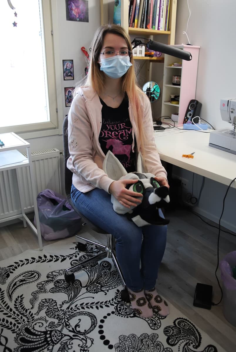 Lisa Poutiainen ja hänen valmistama fursuit-asun maski Lisan Otuspajassa.