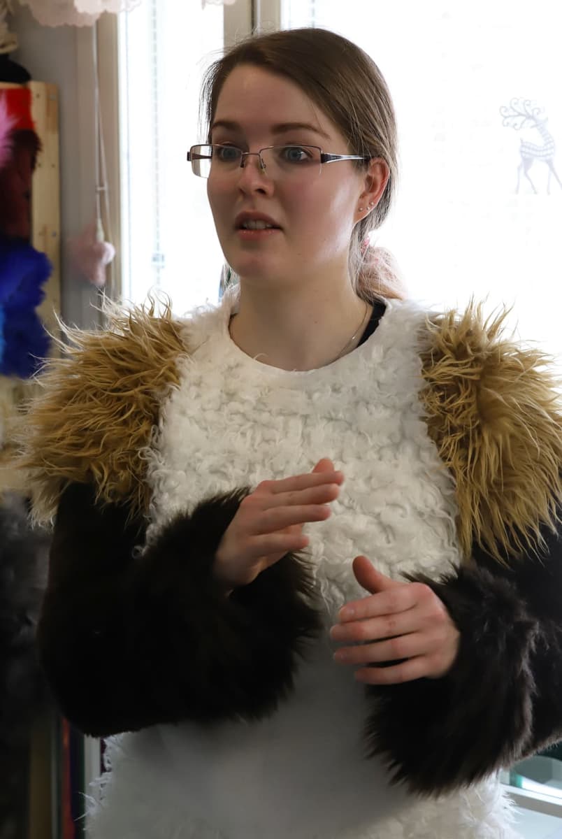 Lisa Poutiainen oma tekemässään Manteli -nimisessä fursuit-maskottiasussaan.