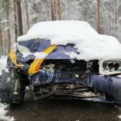 Onnettomuudessa ruttaantuneen auton keula Kajaanintiellä.