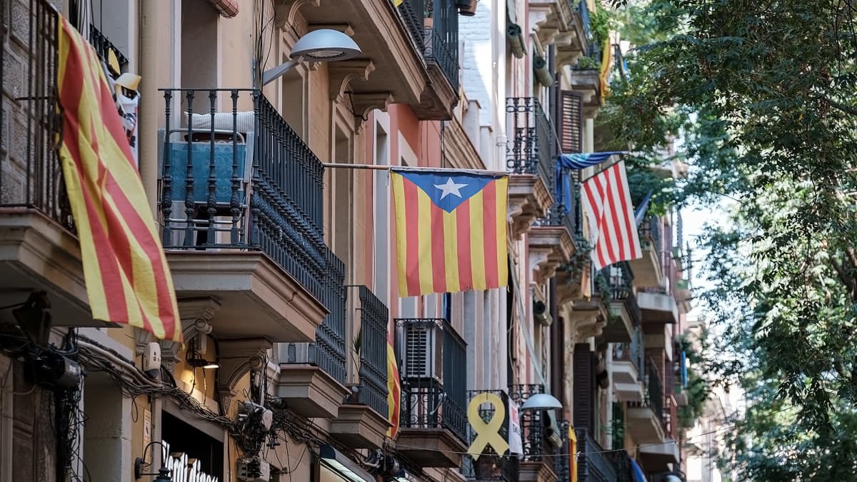 Kuvassa Barcelonan kadulla liehuu Katalonian liput.