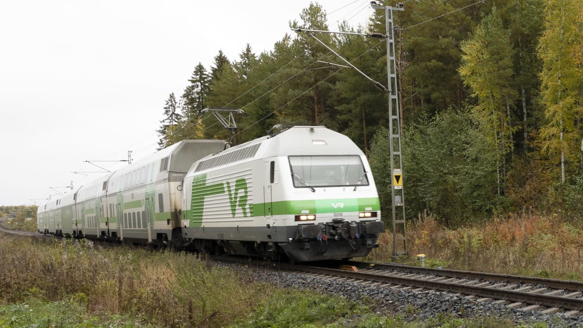 VR:n juna ajaa rautatiellä Jämsässä. 