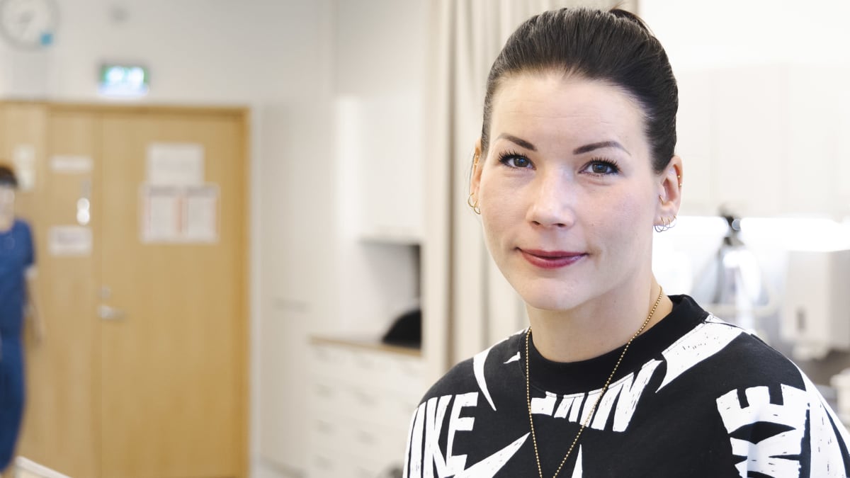 Hoitaja Marika Haapasalo-Palokangas valmistui juuri hoitajaksi. Hän arvostaa hoitajan ammattia vaikka hänen mielestään siitä puhutaan nykyään paljon negatiivieen sävyyn.