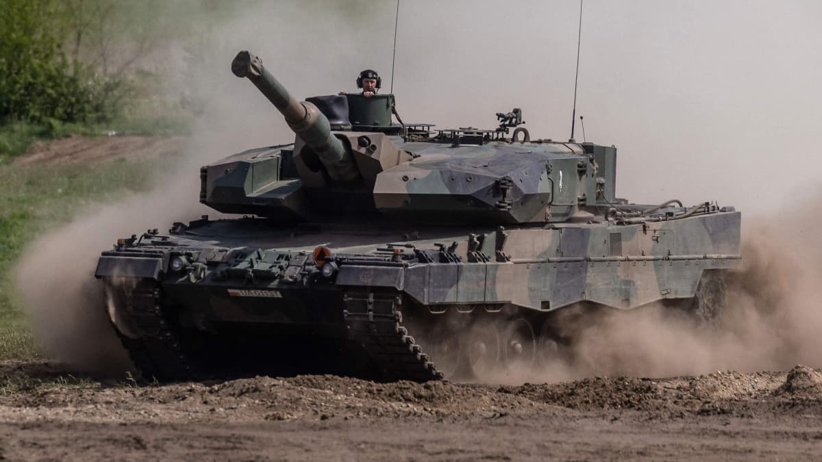 Leopard-panssarivaunu sotaharjoituksessa.
