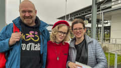 Venäjältä Suomeen saapuneet Dmitry, Anna ja Olga Lobanova Vaalimaan raja-asemalla.