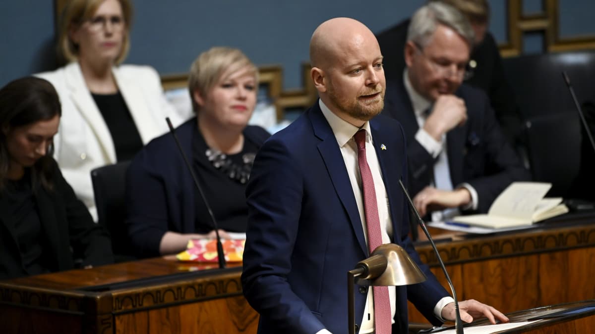 Ordföranden för Vänsterförbundets riksdagsgrupp Jussi Saramo talade vid remissdebatten om utrikesutskottets Natobetönkande.