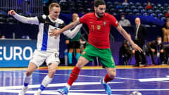 Suomen Jukka Kytölä puolustaa Portugalin Erickiä EM-kisoissa 2022. 