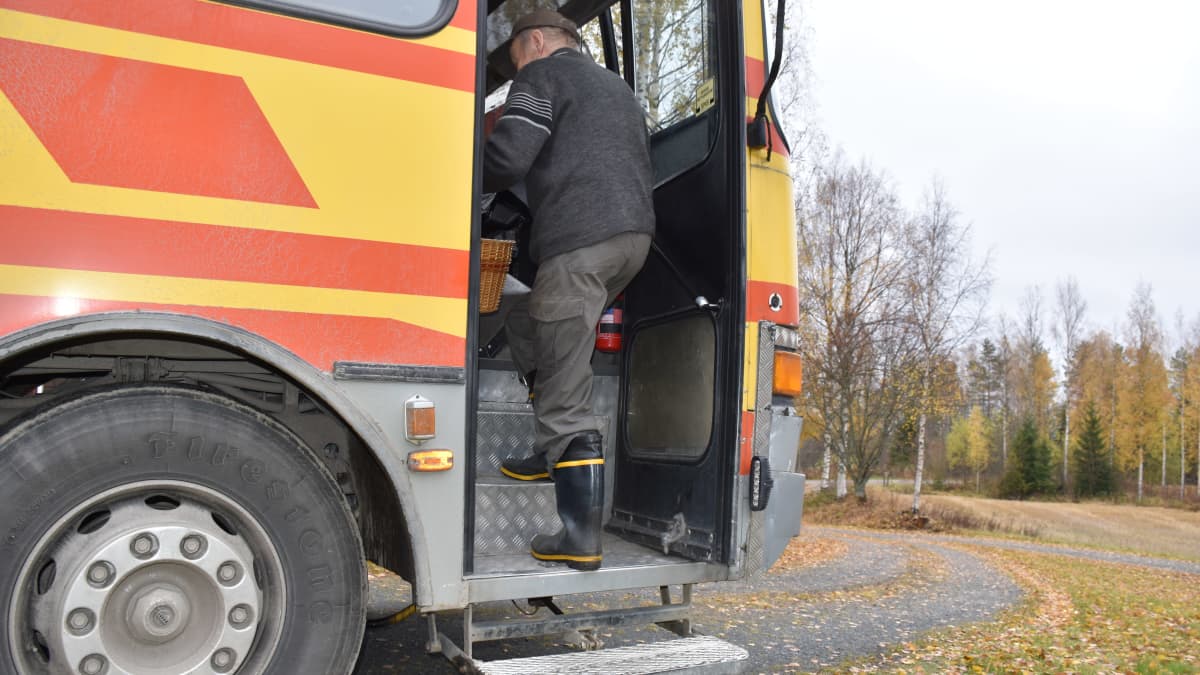 Mies astuu myymäläautoon.
