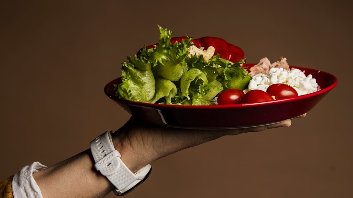 Laihduttamista voi suositella vain harvoille, eikä salaatti ole välttämättä  terveellinen – katso tästä asiantuntijoiden listaamat myytit ruuasta