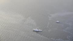Kaksi laivaa Itämerellä keräämässä öljyä vuonna 2019 juhannuksena.