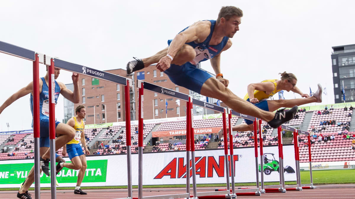Elmo Lakka voitti 110 metrin aitajuoksun Ruotsi-ottelussa 2020.