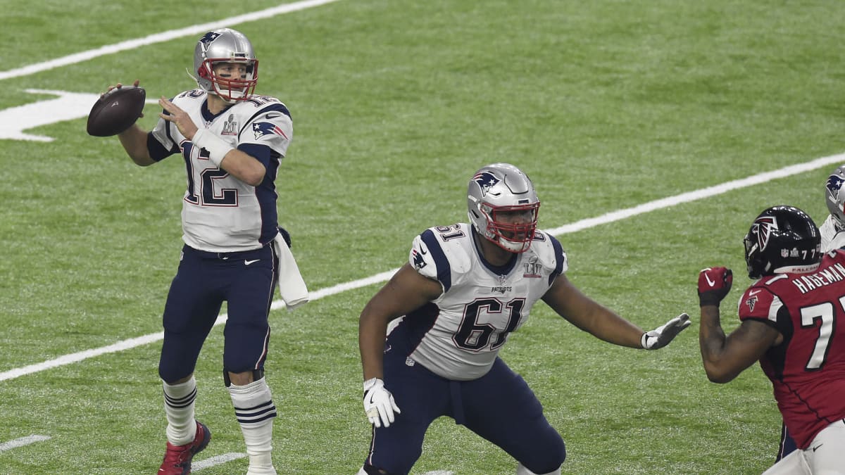 Tom Brady heittämässä palloa Atlanta Falconsia vastaan. 