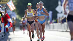 Ruotsin Carolina Wikström, Suomen Alisa Vainio ja Kiinan Zhixuan Li juoksevat samassa ryhmässä Oregonin MM-maratonilla 