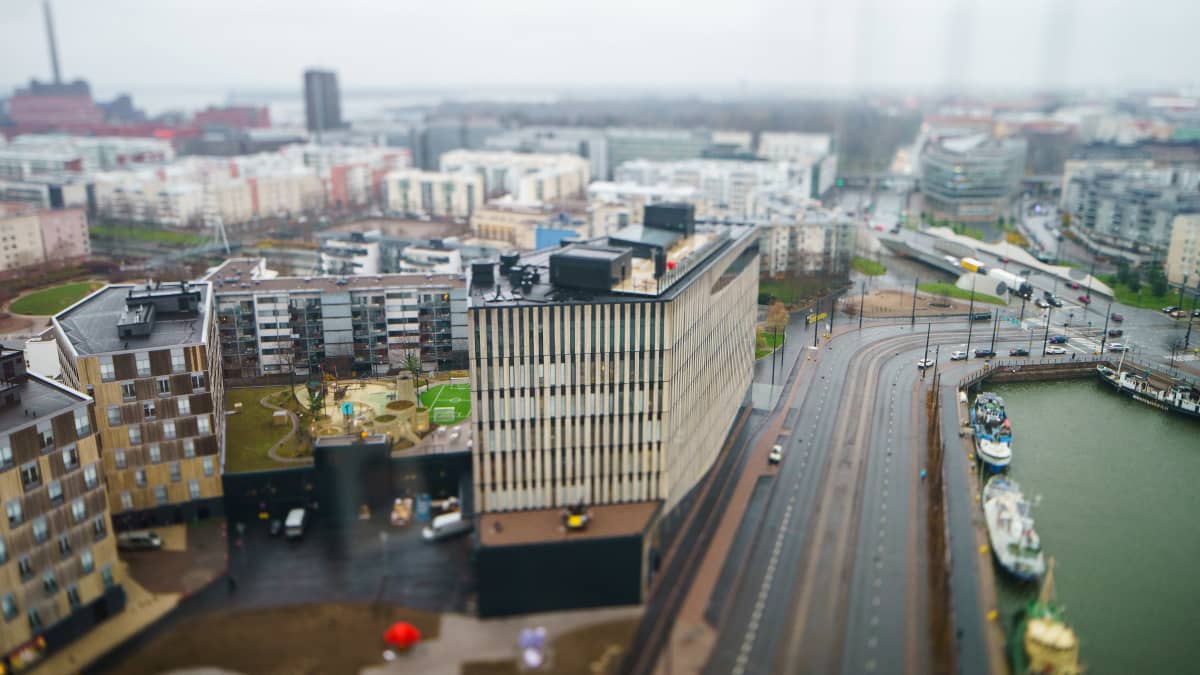  Pienoismallin oloinen ilmakuva puisesta kerrtostalosta. Kyseessä on Supercellin pääkonttori Helsingin Jätkäsaaressa.