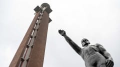 Patsas seisoi Amsterdamin olympiastadionin ulkopuolella vuoden 1928 kesäolympialaisista lähtien. 
