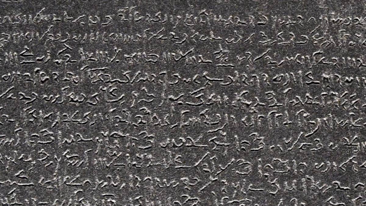 Rosettan kivi Lontoon British Museumissa. 