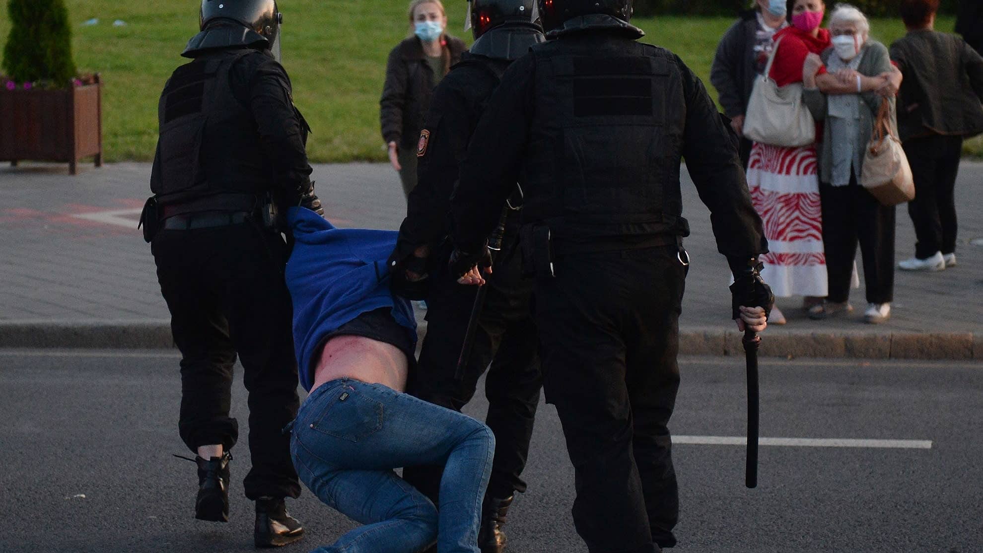 Poliisit raahasivat mielenosoitukseen osallistunutta miestä keskiviikkona pääkaupungissa Minskissä.