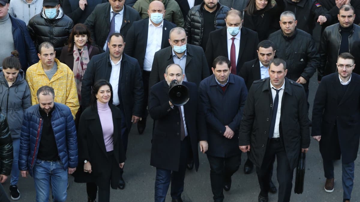 Armenian pääministeri puhui megafonilla kannattajilleen Jerevanissa torstaina.