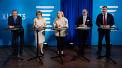 Harry"Hjallis" Harkimo (Liike Nyt), Anna-Maja Henriksson (ruots.), Maria Ohisalo (vihr.), Petteri Orpo (kok.) ja Ville Skinnari (sd) seisovat pöytien takana urheiluaiheisessa puheenjohtajatentissä.