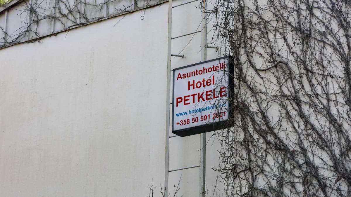 Asuntohotelli Petkele -valokyltti.