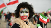 En kvinna som målat sitt ansikte med Irans karta och oppositionens flagga.