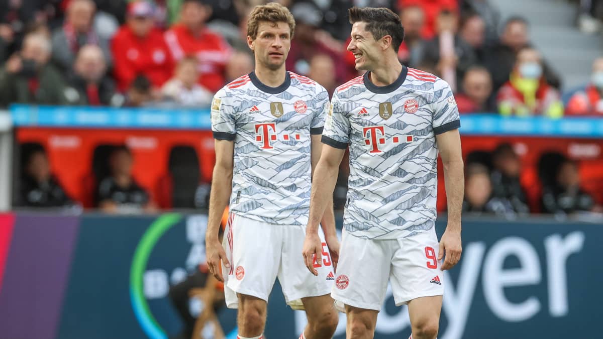 Bayern Münhenin hyökkääjät Thomas Müller (vas.) ja Robert Lewandowski.