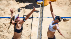 Taru Lahti-Liukkonen puolustaa verkolla beach volleyn MM-kisoissa.