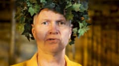 Näyttelijä Taisto Reimaluoto tulkitsee Onnellista on olla onnellinen -näytelmää Tampereen työväen teatterin Kellariteatterissa.