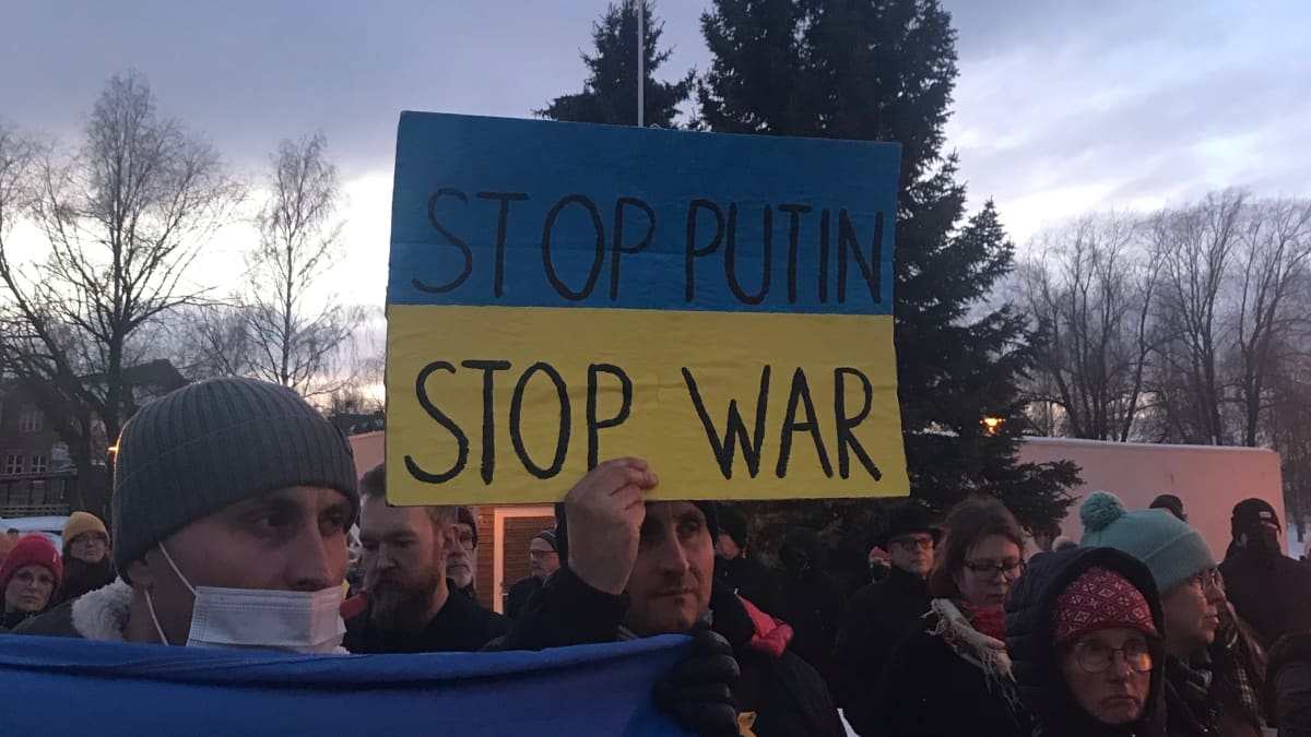 Kokkolan mielenilmauksessa ihmisillä Stop Putin, Stop war -kyltti.