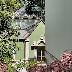 Vihreä talo ja kukkiva kursikka.