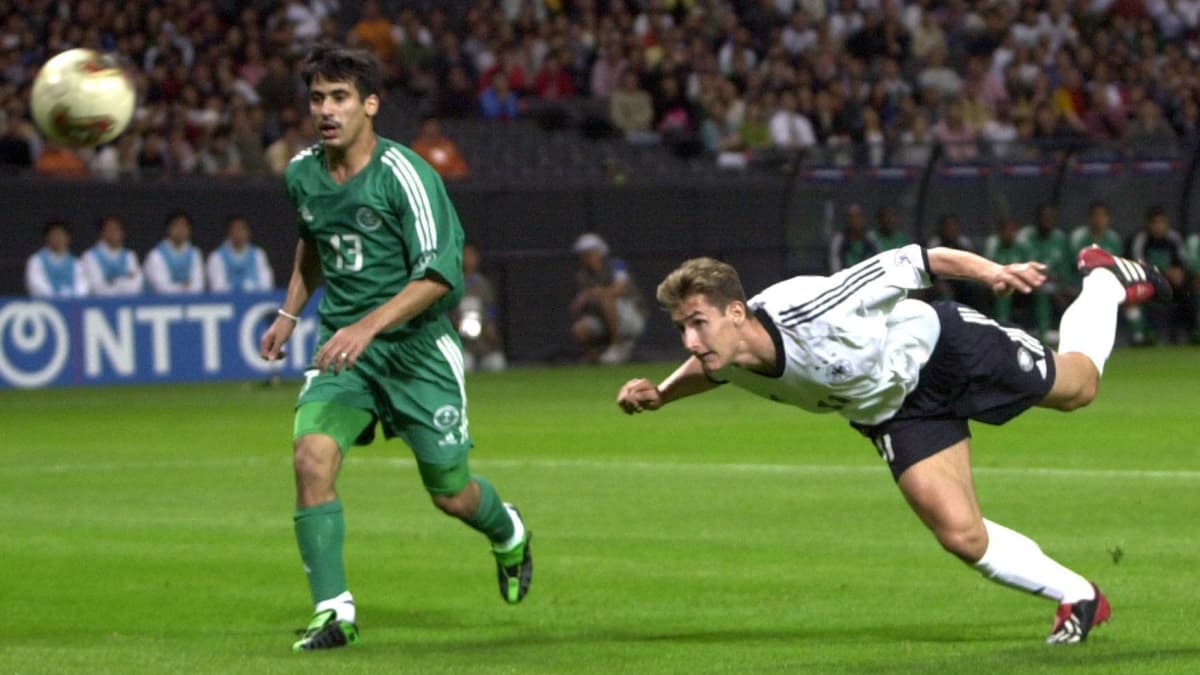 Miroslav Klose puskee pallon maaliin 2002 MM-kisoissa Saudi-Arabiaa vastaan.
