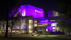 tampere-talo valaistuna violetiksi