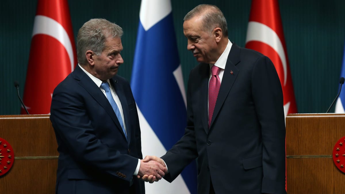 President Sauli Niinistö skakar hand med turkiets president Recep Tayyip Erdogan.