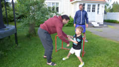 Nelivuotias Julius haastaa isänsä, olympiapainija Jarkko Ala-Huikun tämän tuosta nurmikkopainiin. Erotuomarin tehtäviin pääsi toinen ilmajokelainen olympiapainija Tero Välimäki.