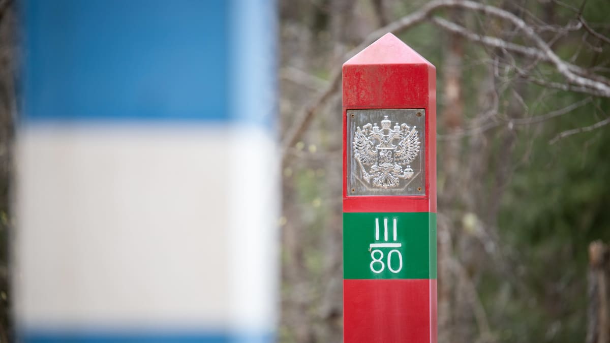 Kaksipäinen kotka Venäjän puolen rajamerkissä Suomen ja Venäjän rajalinjalla.
