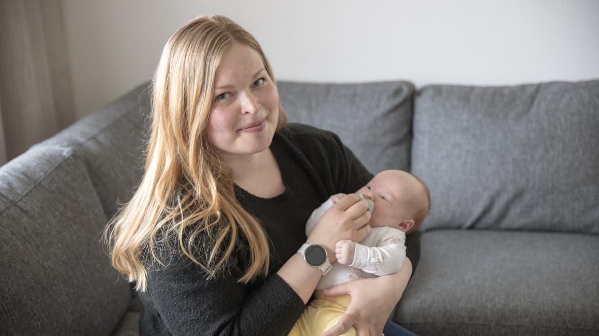 Jenina Huis In´t Veld pitää sylissään kuusiviikkoista Viola-vauvaansa.