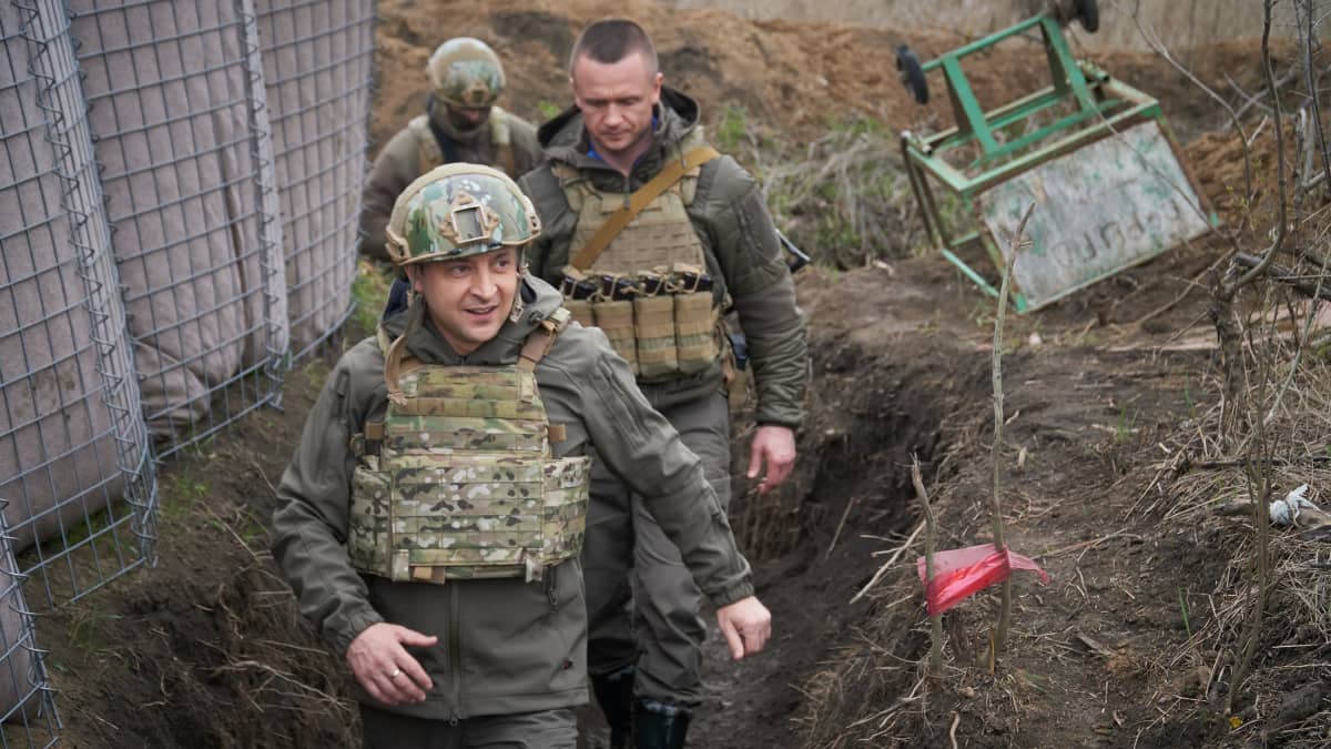 Ukrainan presidentti Volodymyr Zelenskyi (kuvassa etummaisena) vieraili Itä-Ukrainan rintamalla viikko sitten.